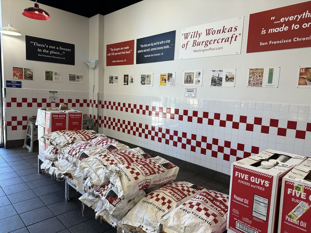 مطعم five guys يعرض تقييمات عملائه في مطعمه